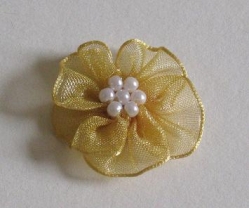 Organza Blumen mit Perlen, gold 3 cm